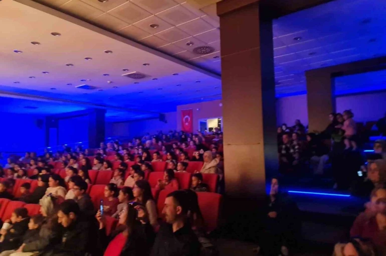 Sincan Belediyesinden Tiyatro Şöleni