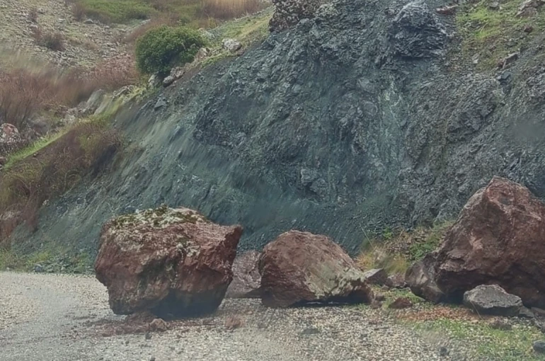 Sincik’te kuvvetli yağış sonrası köy yoluna kaya düştü 