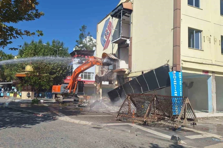 Sındırgı’da depremde hasar alan otel yıkıldı