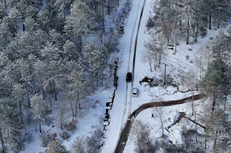Sındırgı’da merkezde yağmur, yüksek kesimlerde kar yağışı etkili oldu 