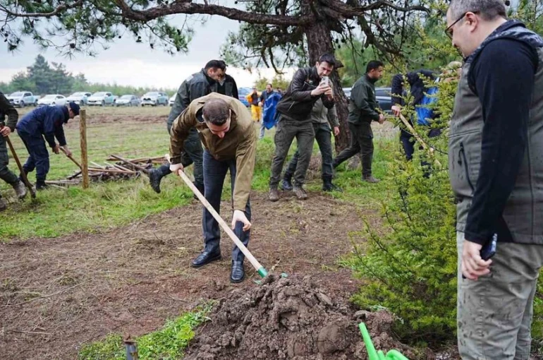 Sındırgı’da Milli Ağaçlandırma Günü’nde fidanlar toprakla buluştu