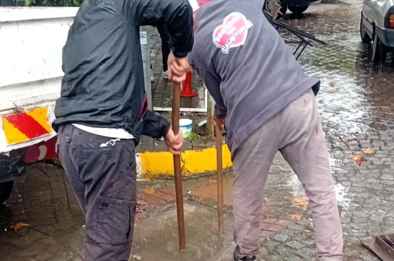 Sındırgı’da sağanak çiftçilerin yüzünü güldürdü