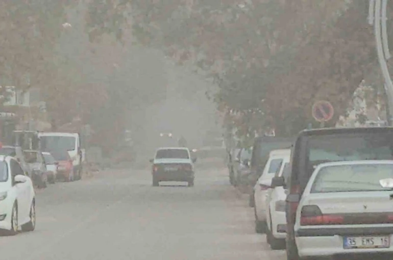 Sındırgı’da sis etkili oldu