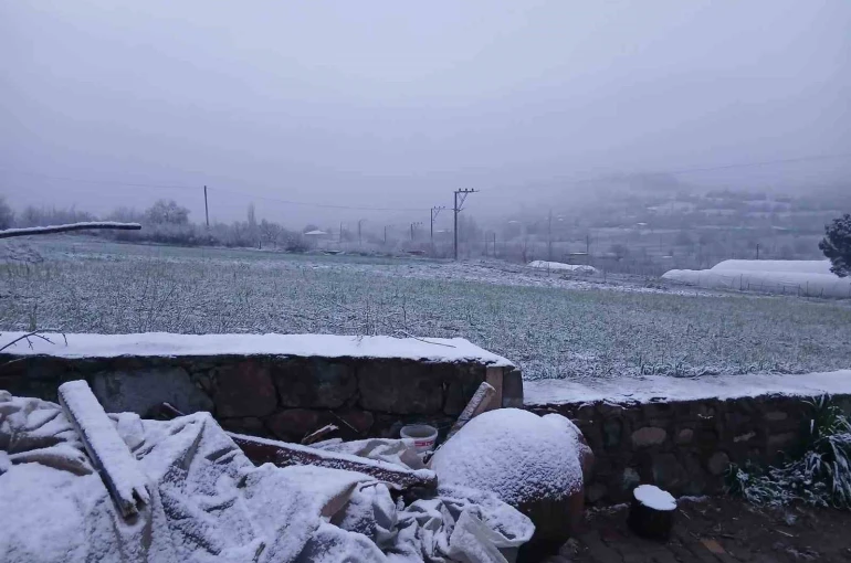 Sındırgı’nın yüksek kesimlerinde kar, merkezde yağmur etkili oldu 
