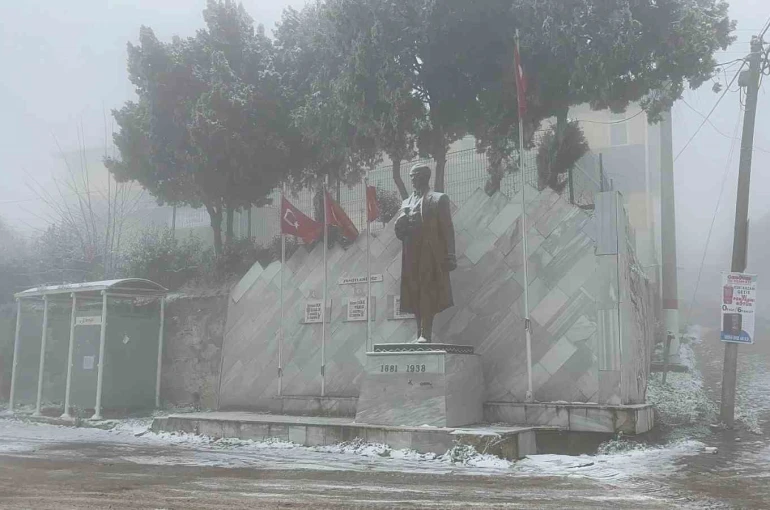 Sındırgı’nın yüksek kesimlerinde kar ve buzlanma etkisini artırdı