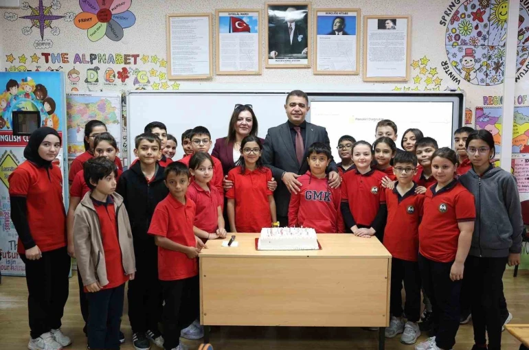 Sınıf başkanlığı seçiminde verdiği sözü tuttu 