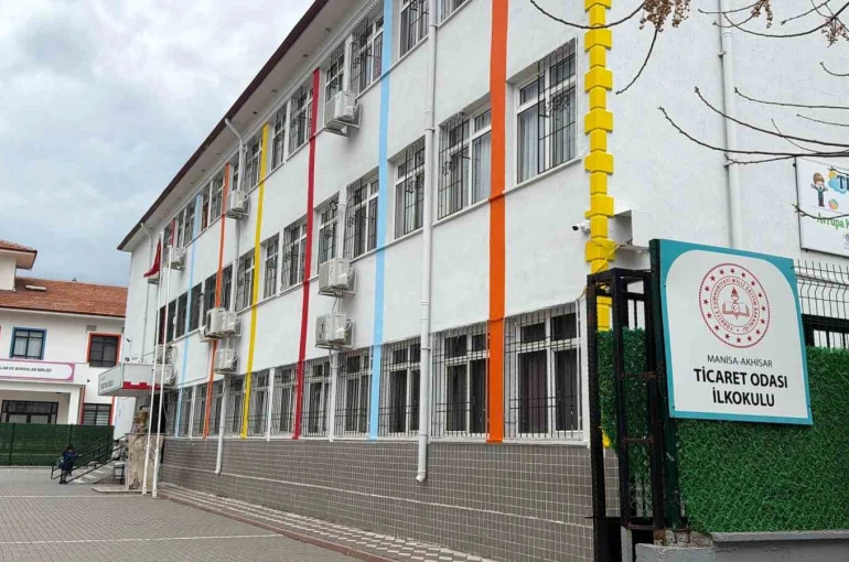 Sınıfın düşen tavan sıvası 3 öğrenciyi yaraladı 