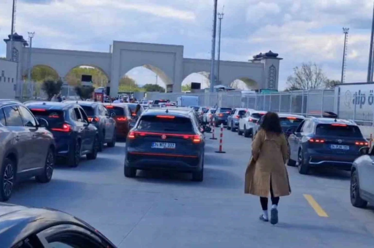 Sınır kapısında 23 Nisan yoğunluğu: Saatlerdir karşıya geçmeyi bekliyorlar 