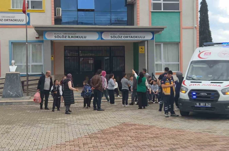 Şinitzel ve makarna yiyen öğrenciler hastaneye kaldırıldı: 20 öğrenci ambulansla sevk edildi 
