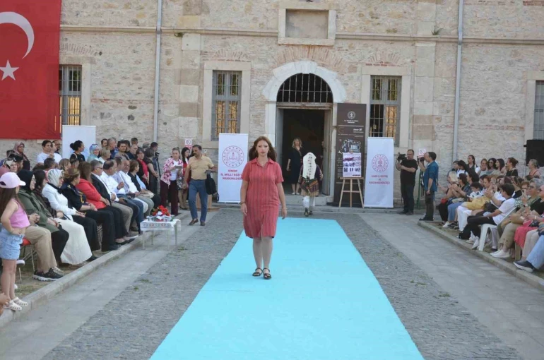 "Sinop Kırmızısı" defilesine büyük ilgi 