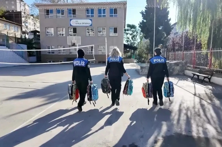 Sinop polisinden öğrencilere eğitim seti desteği 
