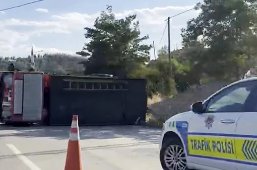 Sinop’ta bariyere çarpan söndürme aracı yan yattı: 1 yaralı