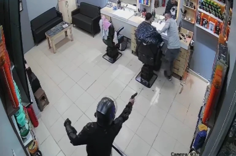 Sinop’ta berber dükkanına silahlı saldırı: O anlar kamerada 