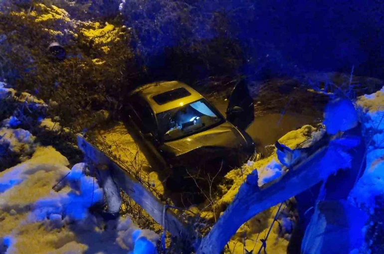 Sinop’ta buzlanan yolda otomobil dereye uçtu: 1 yaralı 