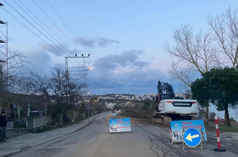 Sinop’ta çöken yolda onarım çalışmaları sürüyor 