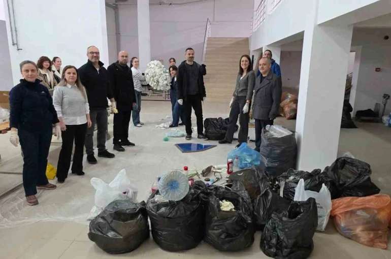 Sinop’ta denizin çöpü atölyede sanata dönüşüyor 