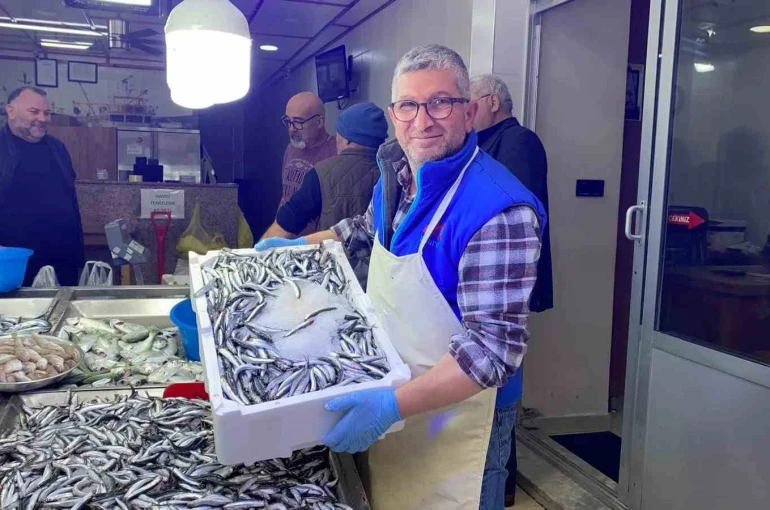 Sinop’ta hamsi fiyatları yarıya düştü 