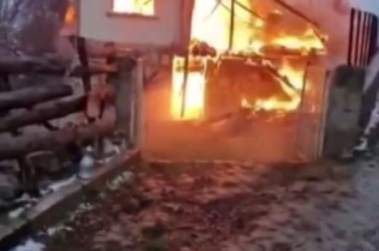 Sinop’ta iki katlı köy evi yanarak kül oldu 