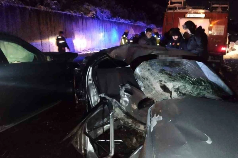 Sinop’ta iki otomobil kafa kafaya çarpıştı: 2 ölü, 3 yaralı 