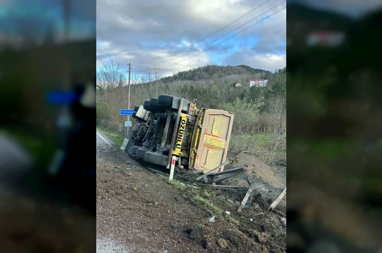 Sinop’ta kamyon devrildi: Sürücü yaralandı