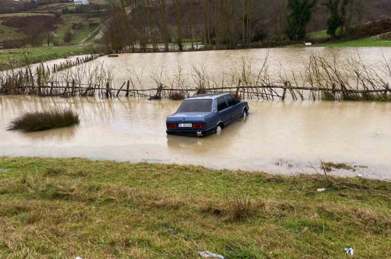 Sinop’ta kontrolden çıkan otomobil su birikintisine düştü 