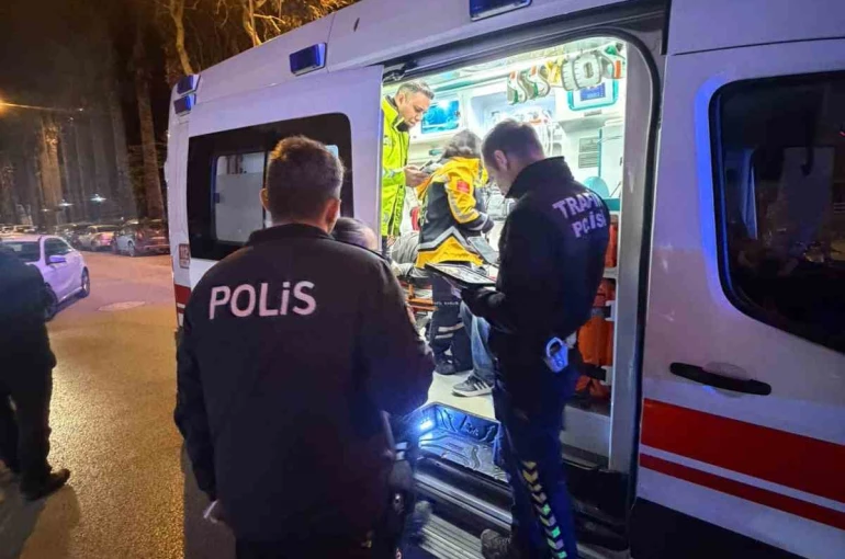 Sinop’ta motosiklet yayaya çarptı: 2 yaralı