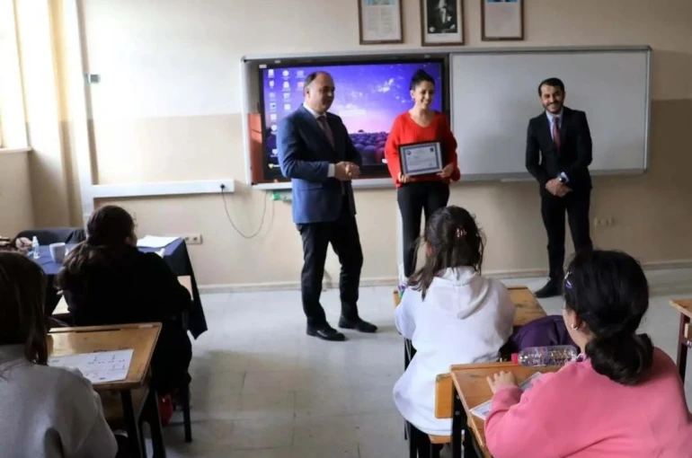Sinop’ta öğrenciler için gönüllü çalışan öğretmen ödüllendirildi
