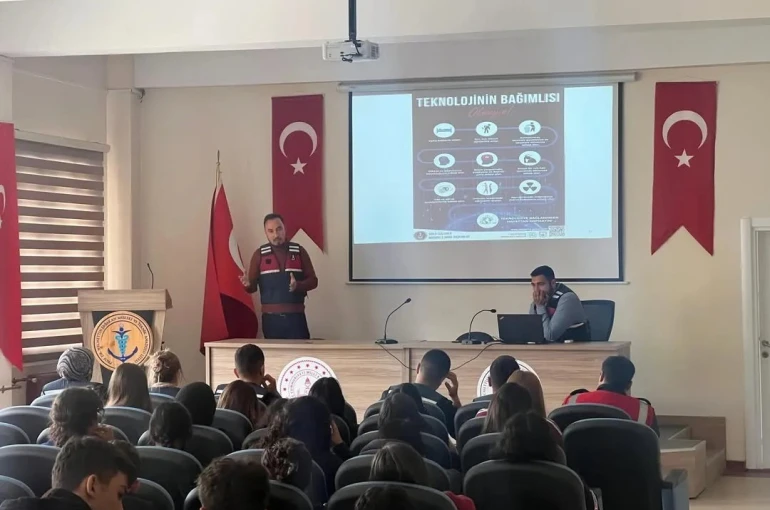 Sinop’ta öğrenciler siber tehlikelere karşı bilgilendirildi 