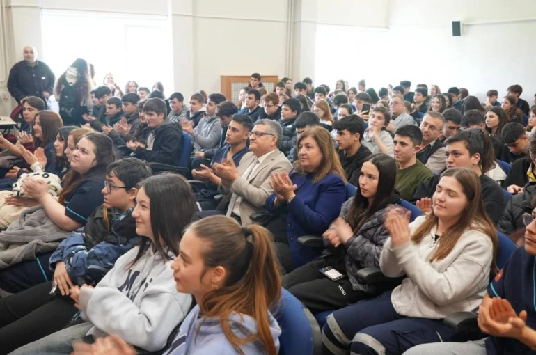 Sinop’ta öğrencilerden nefes kesen münazara 