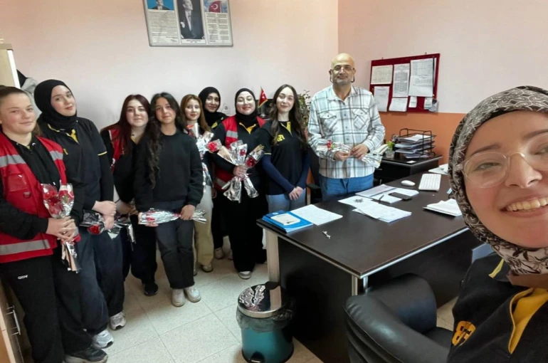 Sinop’ta öğrencilerden öğretmenlere çiçek 