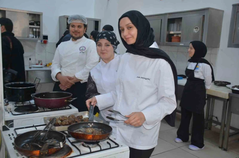 Sinop’ta üniversite öğrencilerinden "hamsi köftesi" yarışması 