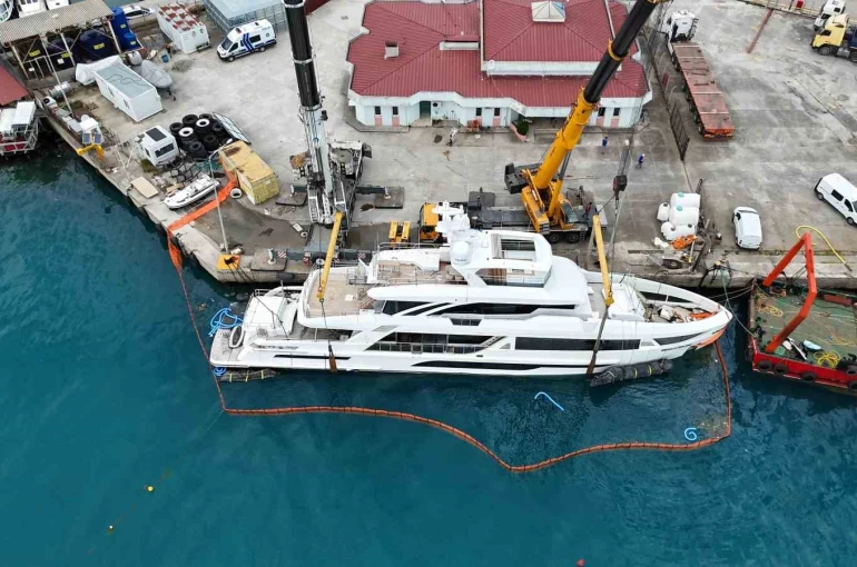 Sinop’ta yan yatan lüks yat kurtarıldı