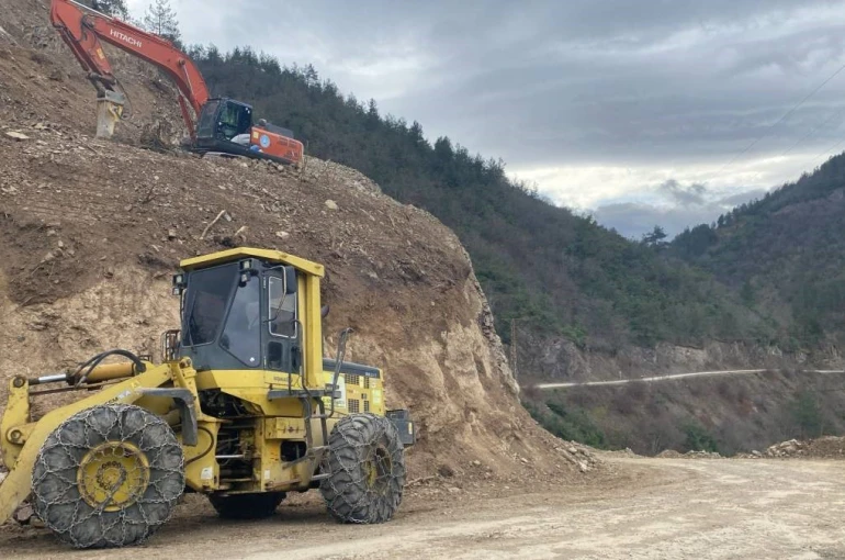 Sinop’ta yol güvenliği için kayalar kırılıyor 