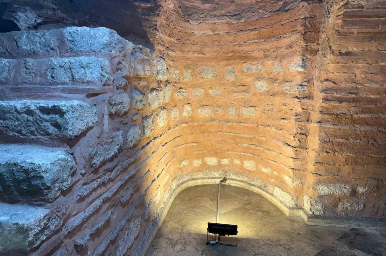 Sirkeci’de bir iş hanının altındaki 900 yıllık Roma Kilisesi kalıntısı sergileniyor 
