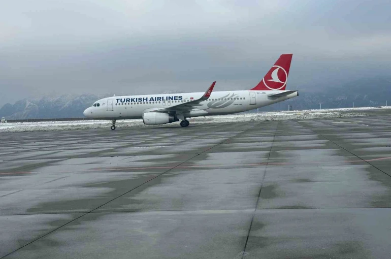 Şırnak Havalimanı’na 3 gün sonra ilk uçak indi 