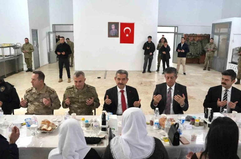 Şırnak protokolü şehit emanetleri ile aynı sofrada 