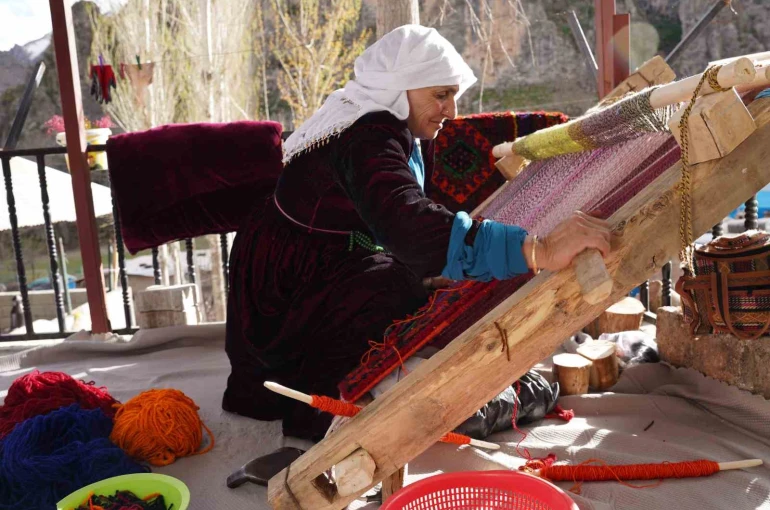 Şırnaklı kadınların ilmek ilmek işlediği seccadeler 20 bin liradan satılıyor 