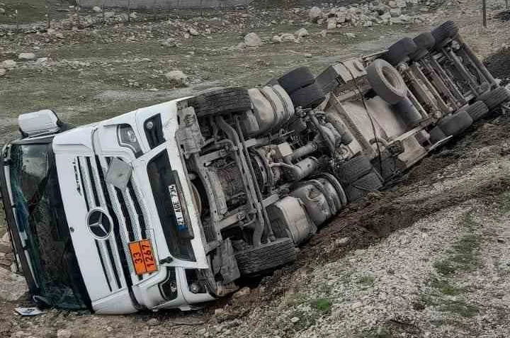 Şırnak’ta atık su tankeri devrildi, sürücü yaralandı