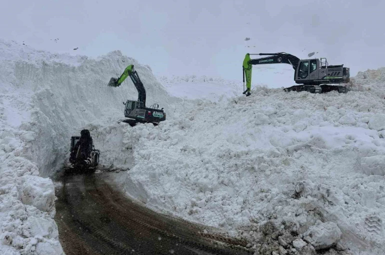 Şırnak’ta çığ düşen yolda çalışmalar devam ediyor 