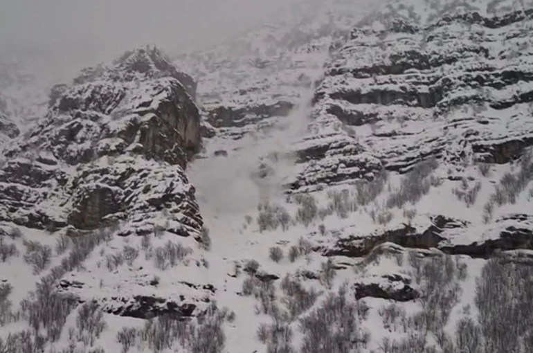 Şırnak’ta çığ düşme anı kamerada 