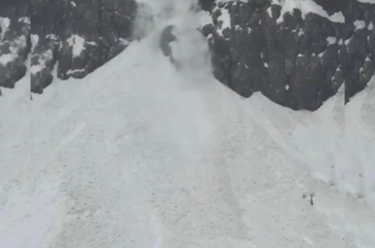 Şırnak’ta çığ düşme anı kamerada 