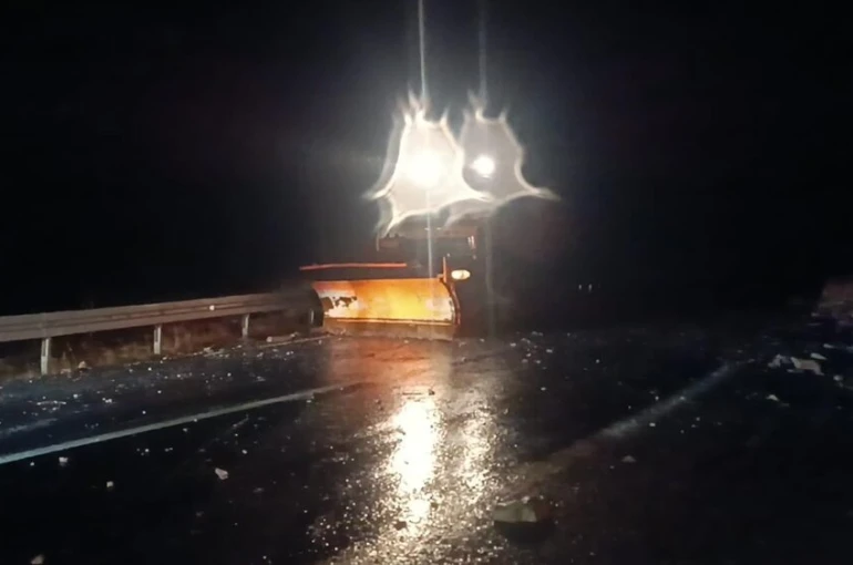 Şırnak’ta dağdan kopan kaya parçaları yolu trafiğe kapattı