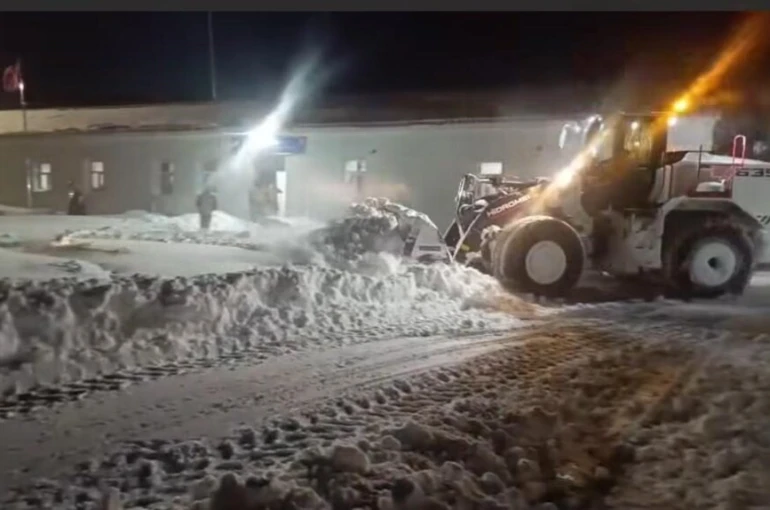 Şırnak’ta gece kar mesaisi devam ediyor 