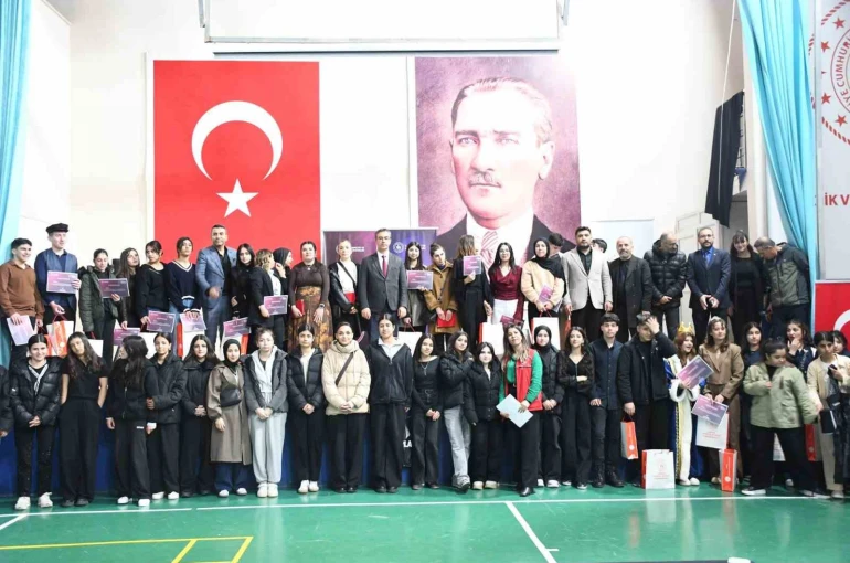 Şırnak’ta genç yetenekler tiyatro il finalinde sahne aldı