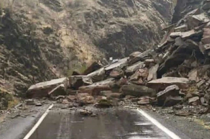 Şırnak’ta heyelan alarmı: Beytüşşebap yolu ulaşıma kapandı 