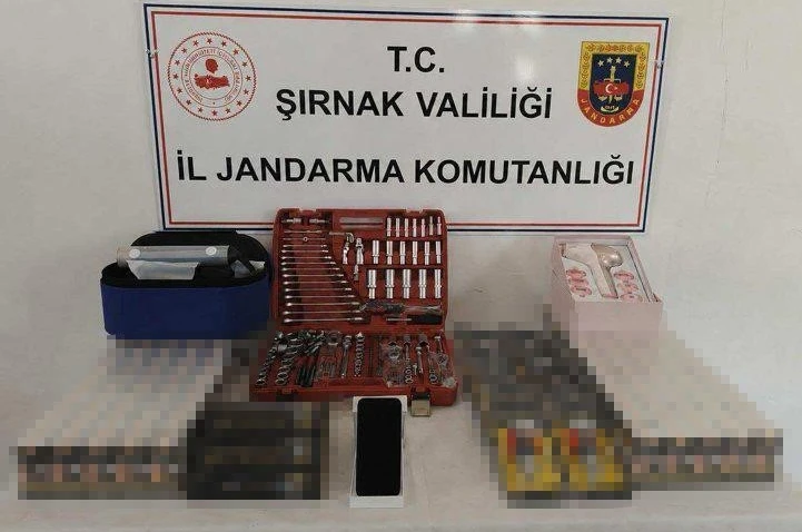 Şırnak’ta jandarma ekipleri 18 milyon 764 bin liralık kaçak malzeme ele geçirildi 