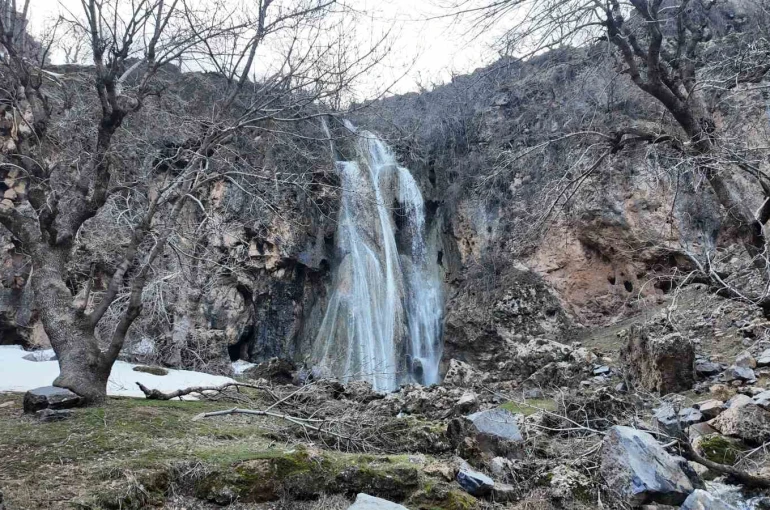 Şırnak’ta kar eridi, şelaleler coştu 
