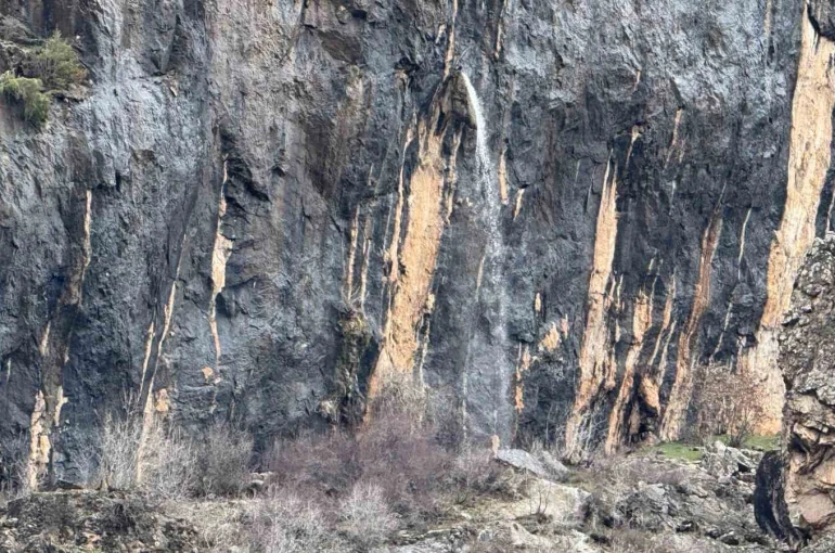 Şırnak’ta kayanın içinden dökülen sular hayran bırakıyor 