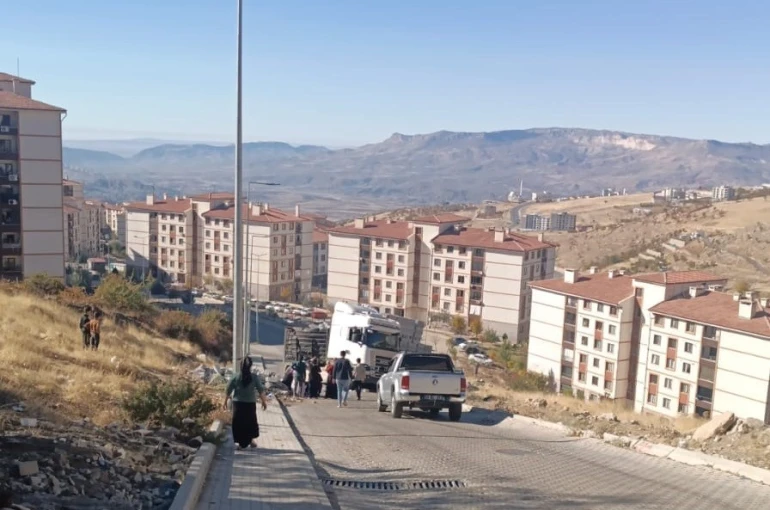 Şırnak’ta tır devrildi: 1 yaralı 