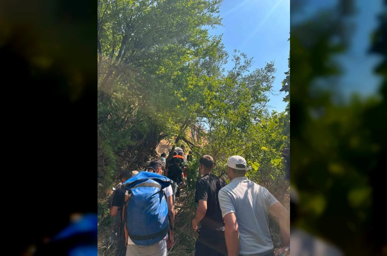 Şırnak’ta yaralı vatandaş sedye ile 1 saat taşınarak ambulansa ulaştırıldı
